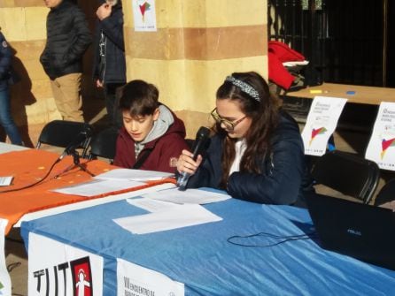 Alumnos de 6ºprimaria del Colegio Público San Félix de Candás hacen su programa de radio en al plaza del Ayuntamiento de Oviedo con motivo del Día Mundial de la Radio.