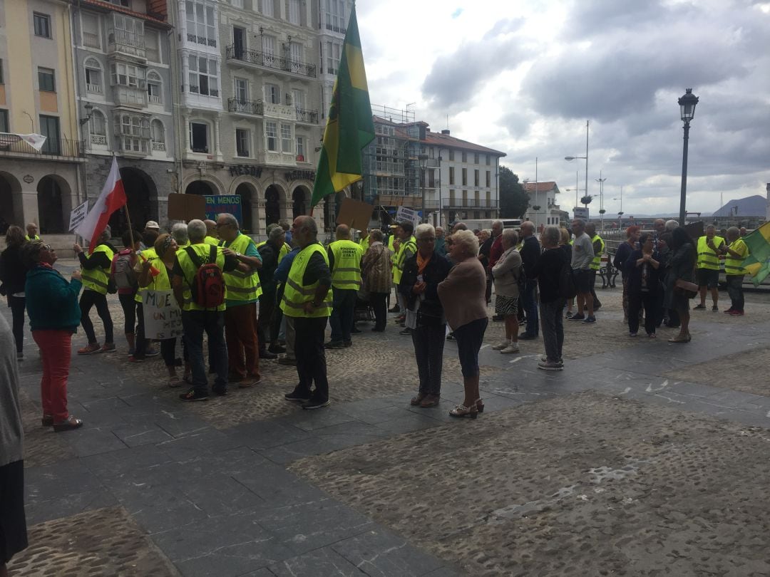 La marcha de la Coordinadora por unas Pensiones Públicas y Dignas llega a la Plaza del Ayuntamiento.