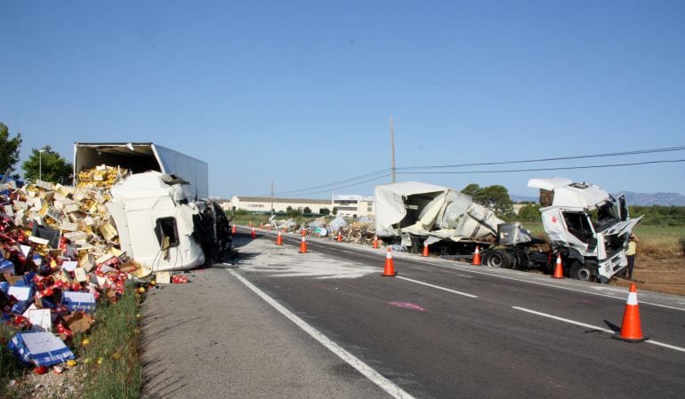 Els dos camions accidentats a la N-340.