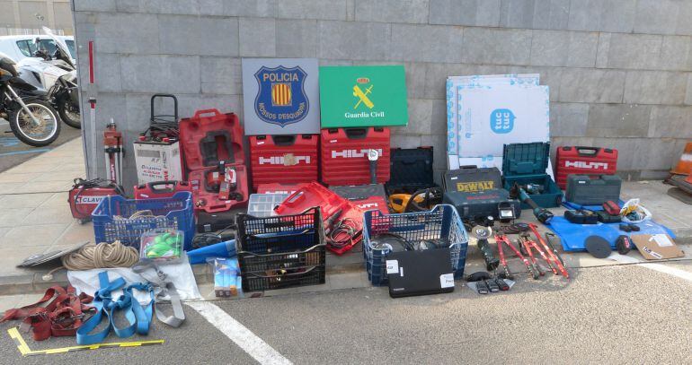 Objectes intervinguts que el grup utilitzava per cometre els robatoris a empreses i camions.
