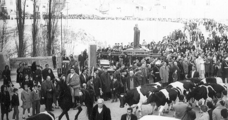 Procesión de San Antón en Cuenca con la talla de Fausto Culebras.