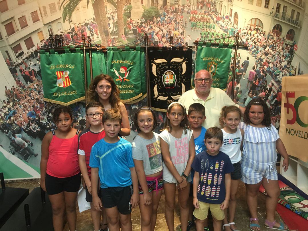 Juan Mira y Tamara Pérez con los niños de la "Escuela de Embajadores"