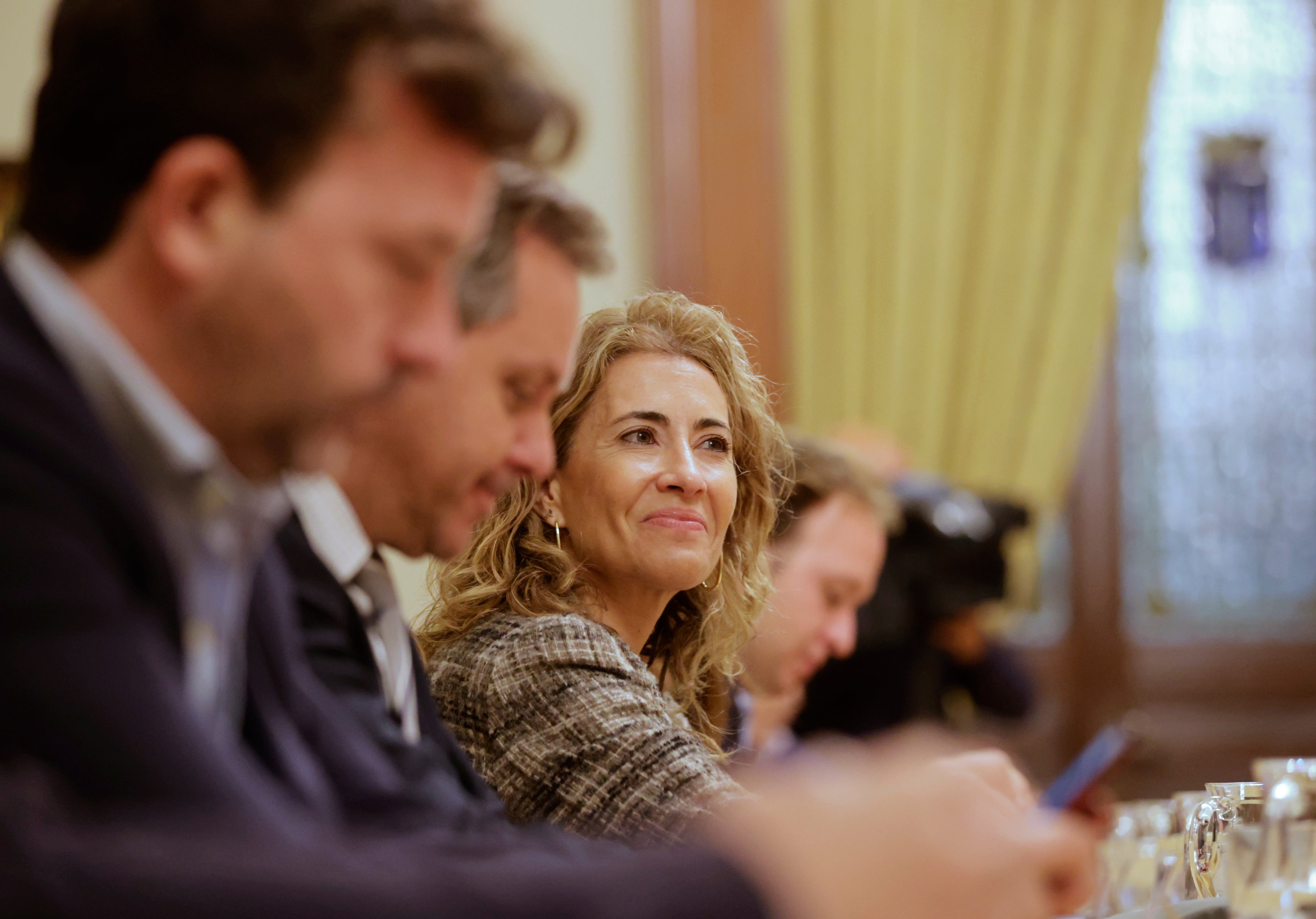 A CORUÑA, 17/10/2022.- La ministra de Transportes, Raquel Sánchez (d), durante la reunión mantenida con la alcaldesa de A Coruña, Inés Rey, y con asociaciones de vecinos y de empresarios de A Coruña, este lunes en el Pazo de María Pita. EFE/Cabalar
