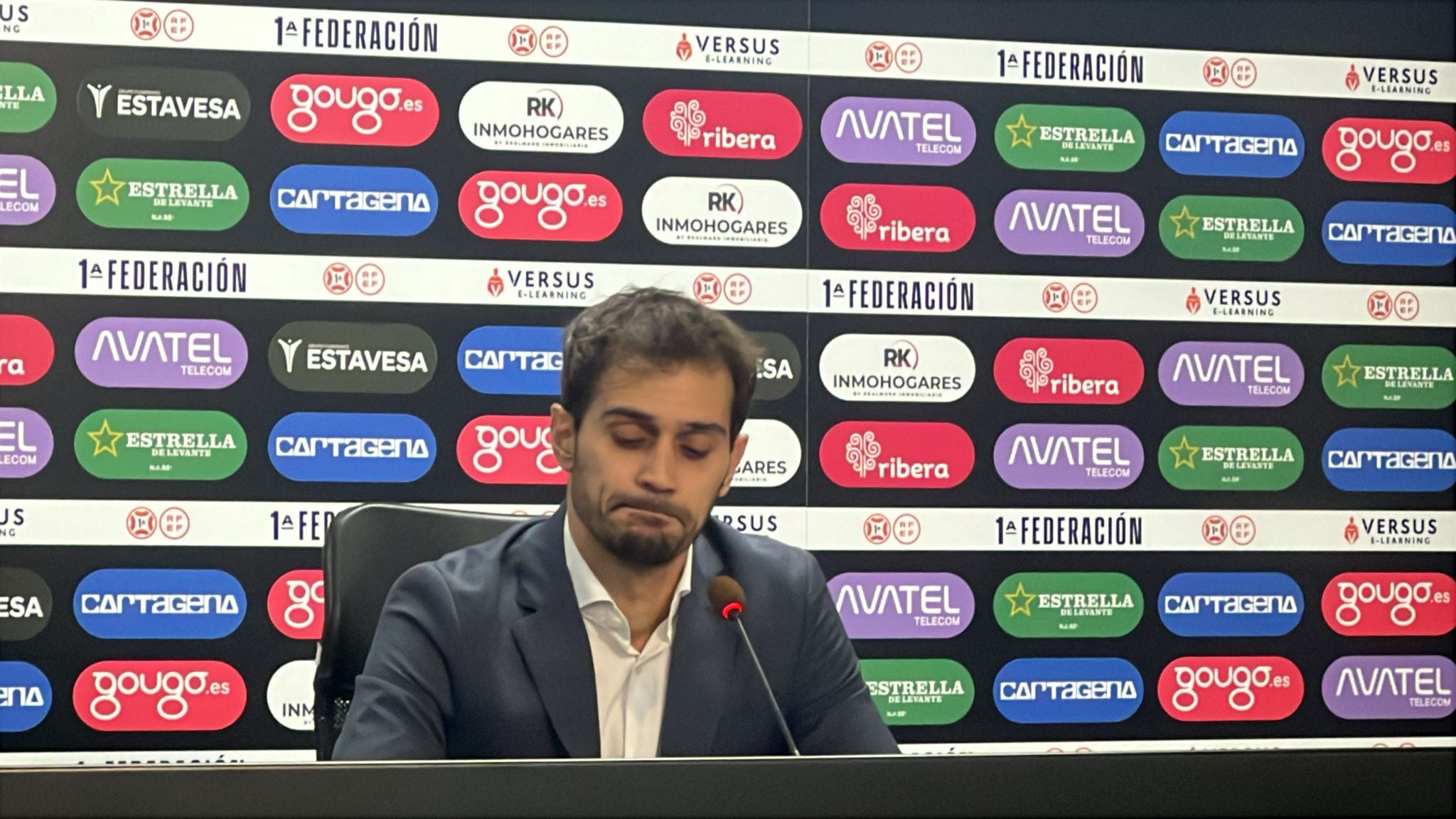 Alejandro Arribas, nuevo presidente del Cartagena, en una rueda de prensa resignado.