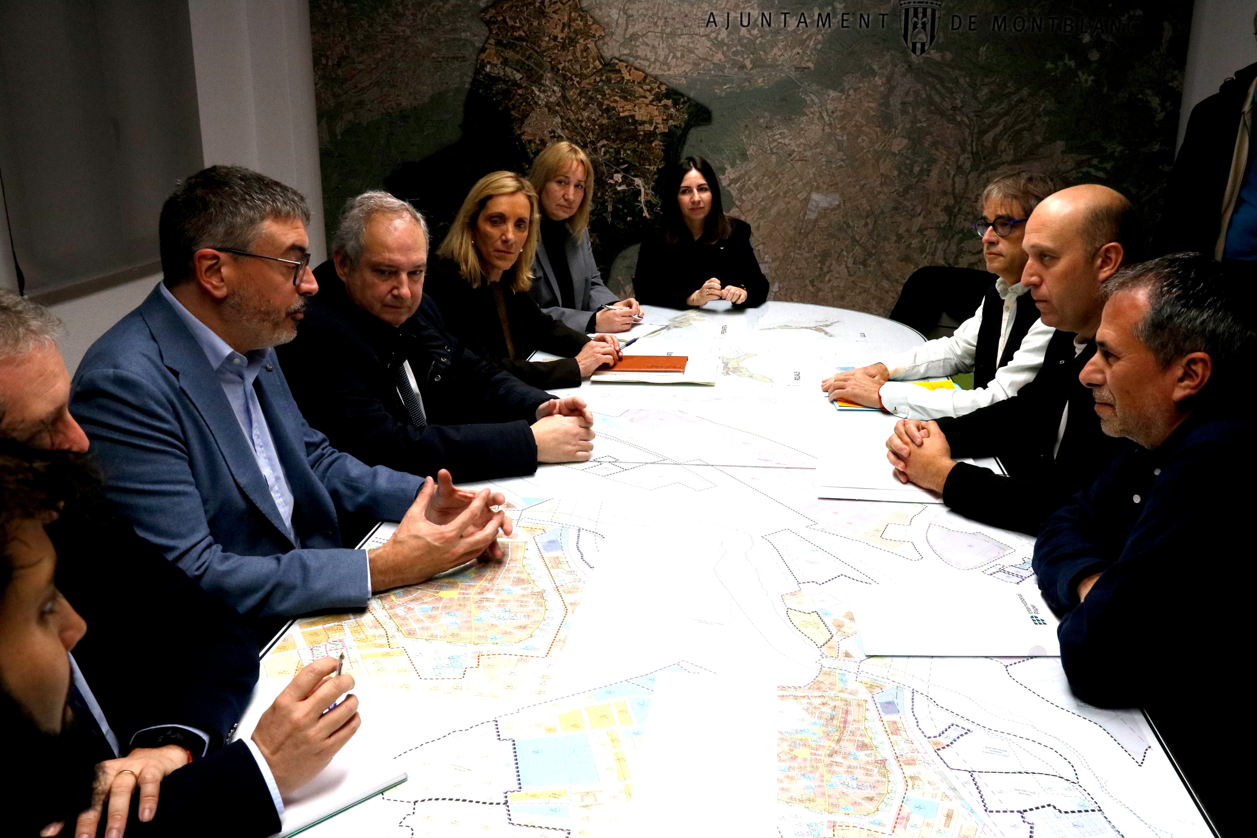 El ministre d'Indústria i Turisme, Jordi Heureu, es reuneix amb el comitè d'empresa d'International Paper a Montblanc