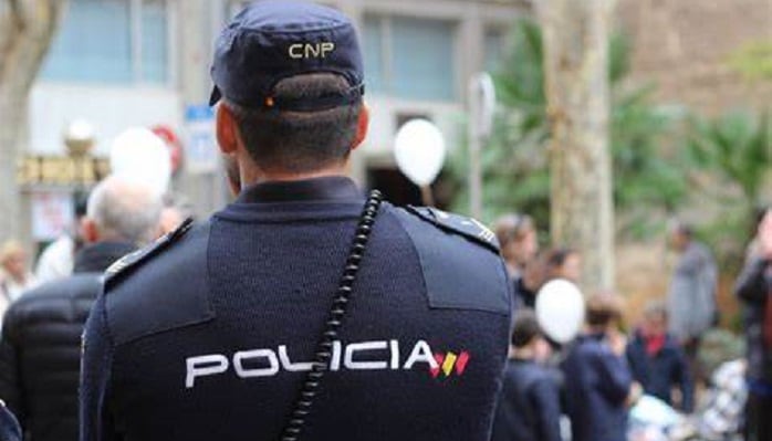 Un agente de Policía Nacional