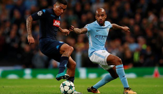 Fabian Delph defiende a Allan