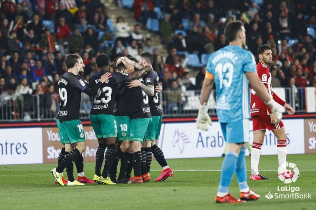 Piña de los jugadores del Racing celebrando el gol de Cejudo