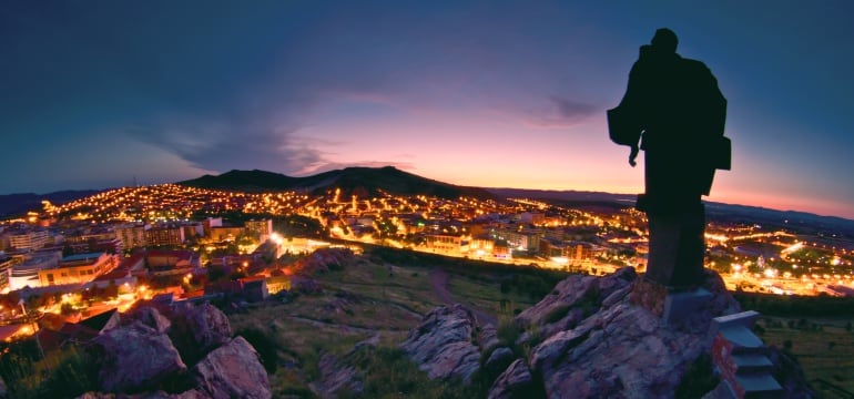 La estatua al minero, de José Noja, custodia la ciudad industrial de Puertollano.