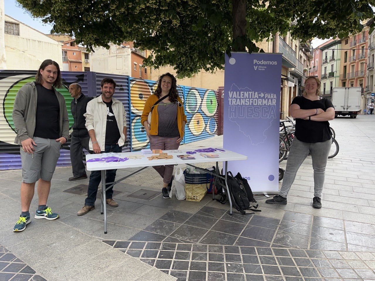 Guille Boix y miembros de Podemos - Alianza Verde en campaña.