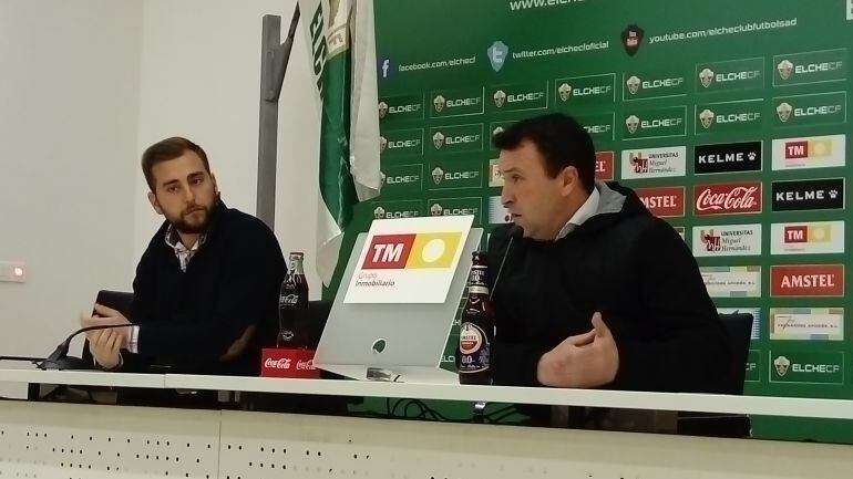 Josico en la Sala de Prensa del Elche junto al jefe de Prensa, Antonio Chaves