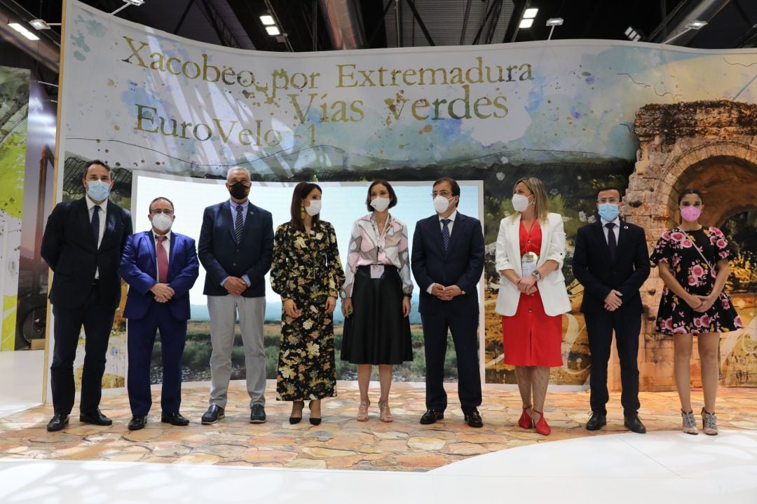 La ministra de Industria, Comercio y Turismo, Reyes Maroto (centro), y el presidente de Extremadura, Guillermo Fernández Vara (4d), en Fitur 2021, a 19 de mayo de 2021, en IFEMA, Madrid