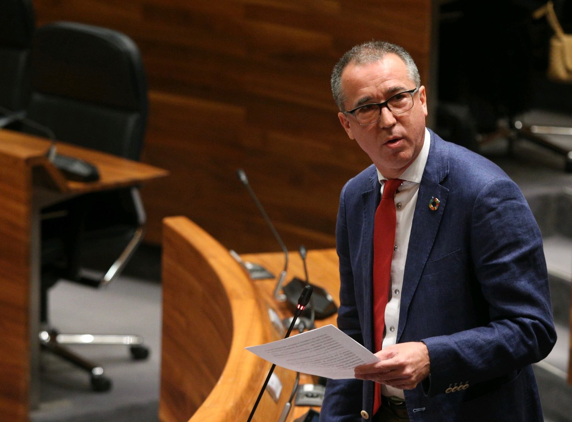 El consejero de Salud Pablo Fernández durante una comparecencia en la Junta General.