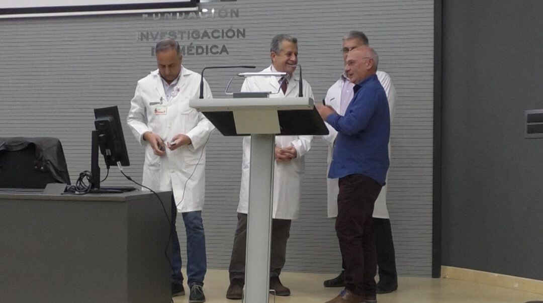 Francis Mojica conversa con el gerente del Hospital Universitario.