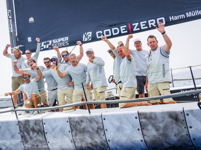 Els tripulants del Platoon celebraven així el seu triomf a la regata.