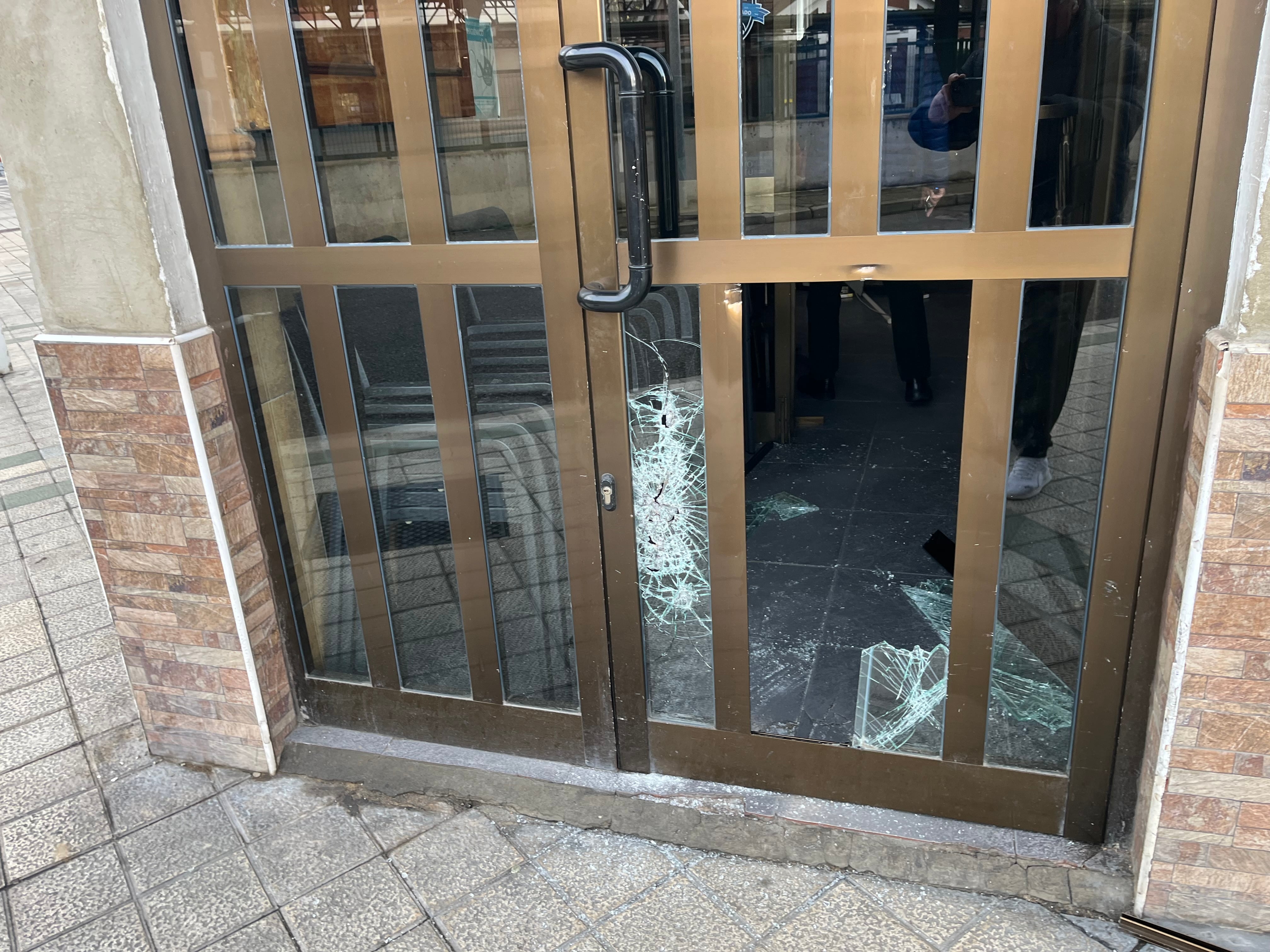 Estado en el que ha quedado una de las puertas de acceso al bar Buenos Aires de Palencia