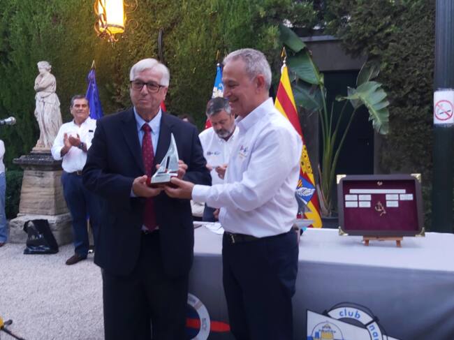 Indalecio Carbonell, presidente del Círculo Industrial de Alcoy, entrega una replica del trofeo a Miguel Baena, presidente del Club Náutico El Campello, en representación del barco ganador de la pasada edición, el Tanit IV