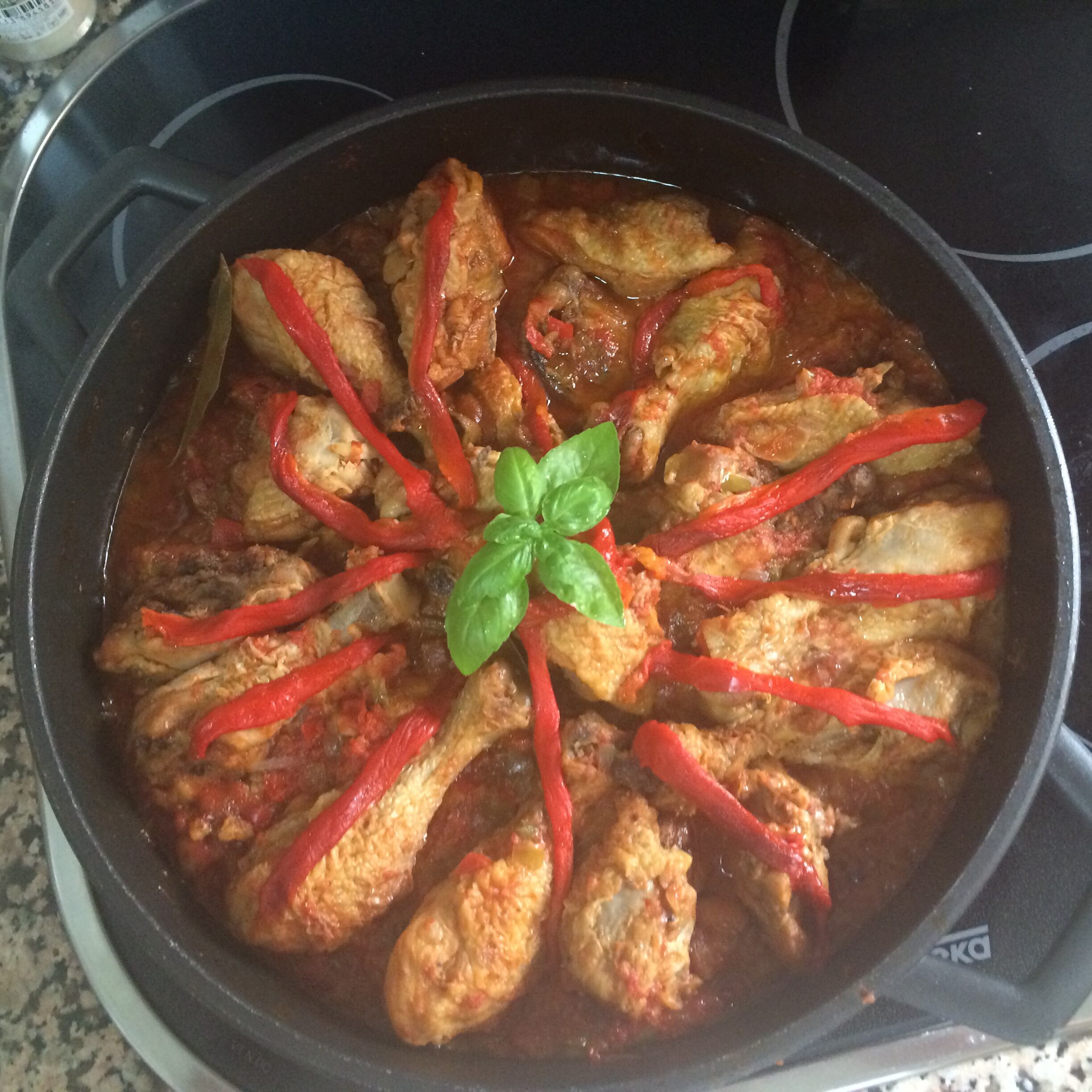 Imagen de una tartera de pollo al chilindrón elaborada en un hogar oscense para degustarla en familia el día de San Lorenzo