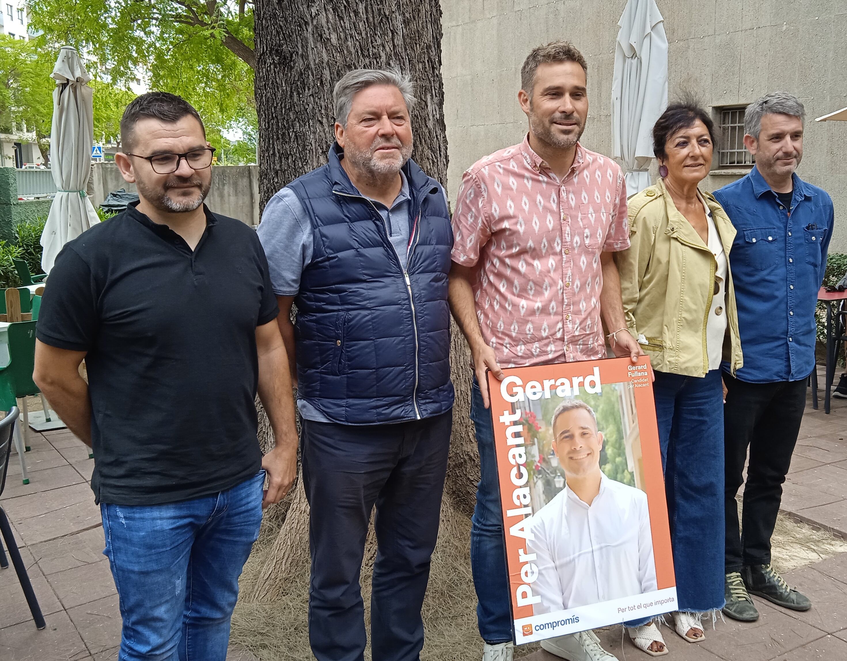 El candidato de Compromís a Les Corts por la circunscripción de Alicante, Gerard Fullana, junto a alcaldables de la Marina Alta.