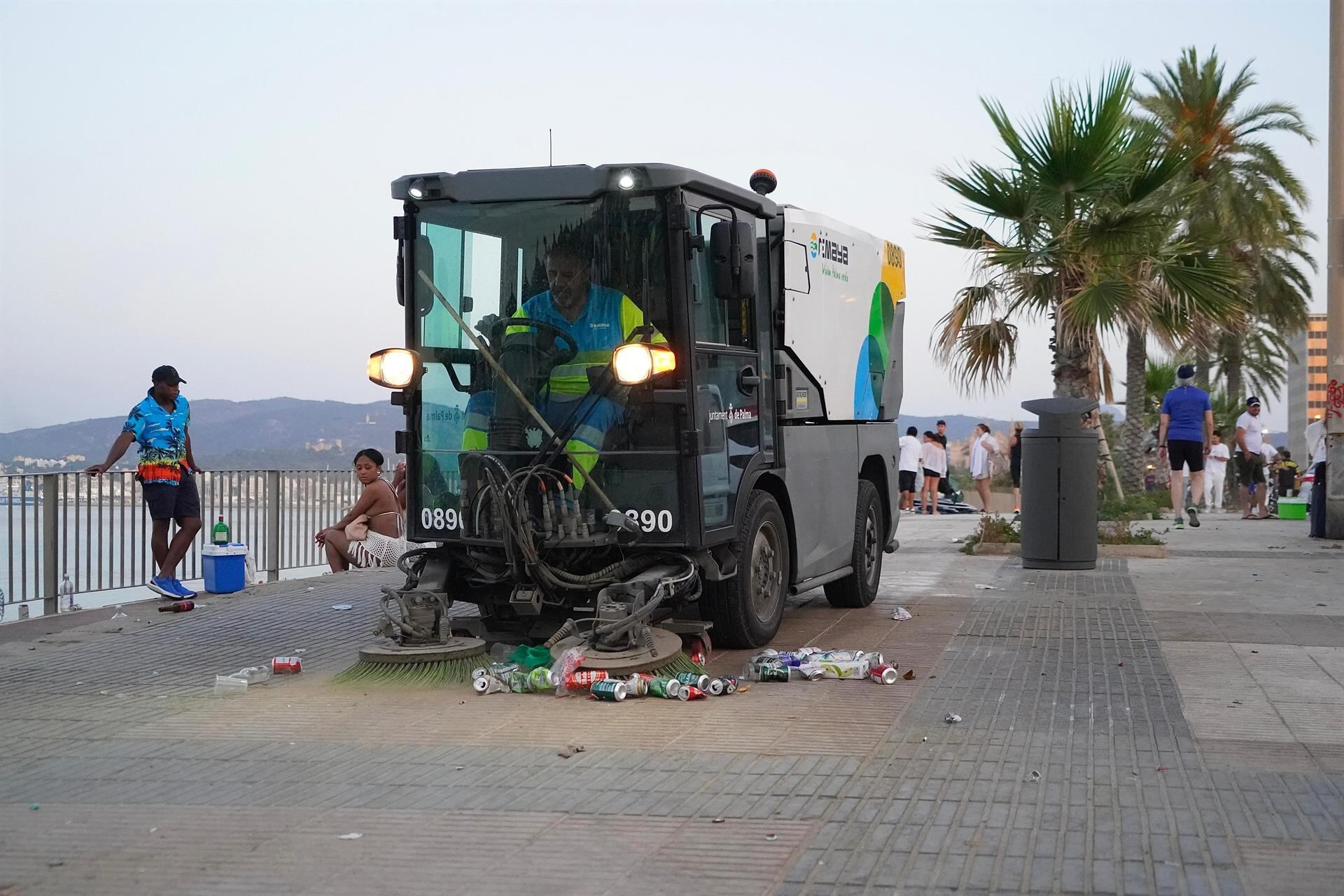 Efectivos de Emaya tras la Revetla de Sant Joan- AYUNTAMIENTO DE PALMA