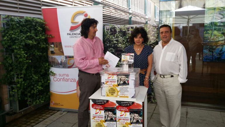 En el centro María José López, presidenta del Centro Comercial Palencia Abierta