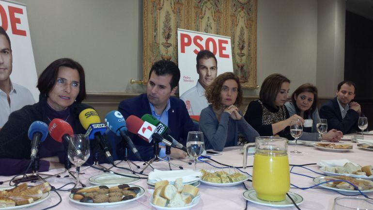 Momento del desayuno informativo del PSOE en Palencia. Meritxell Batet, tercera por la izquierda.