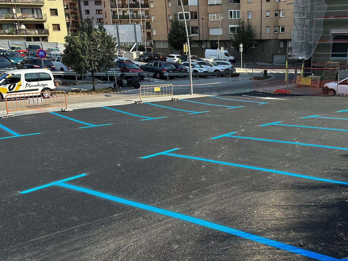 El comú ha habilitat una trentena de noves places davant de l'aparcament amb barrera