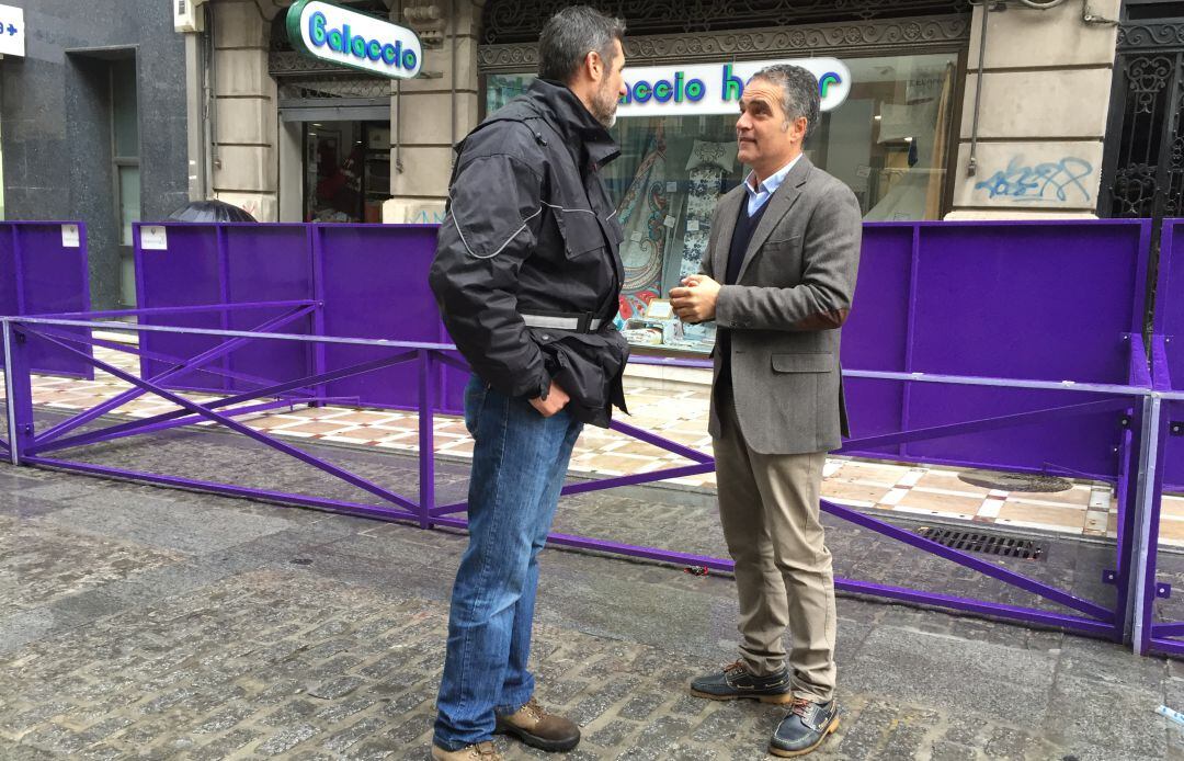 El concejal de Mantenimiento Urbano, Juan José Jódar (derecha), charla con un operario municipal.