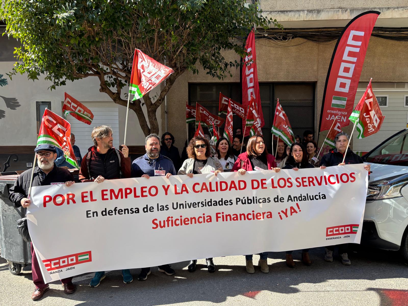 Concentración del sindicato CCOO a las puertas de la sede de la Delegación de Educación.