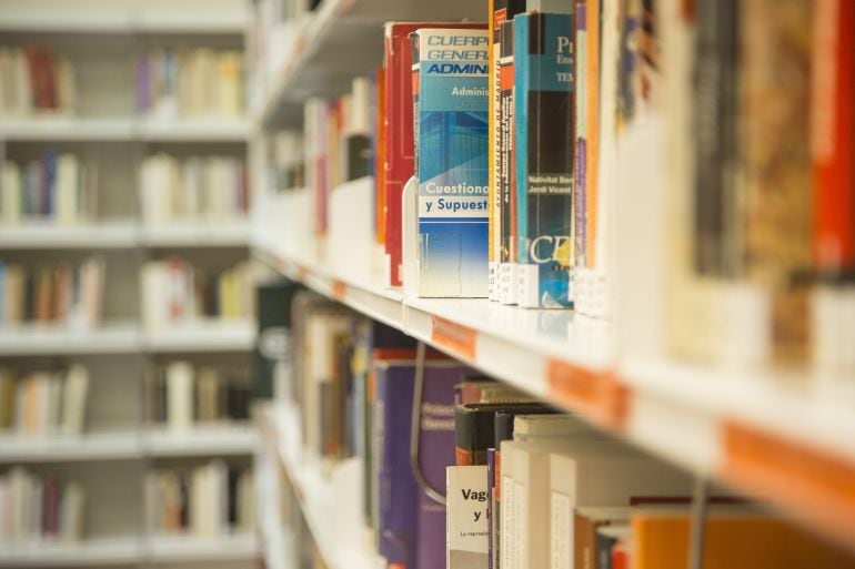 Estanterias de libros en la biblioteca Retiro-Elena Fortun