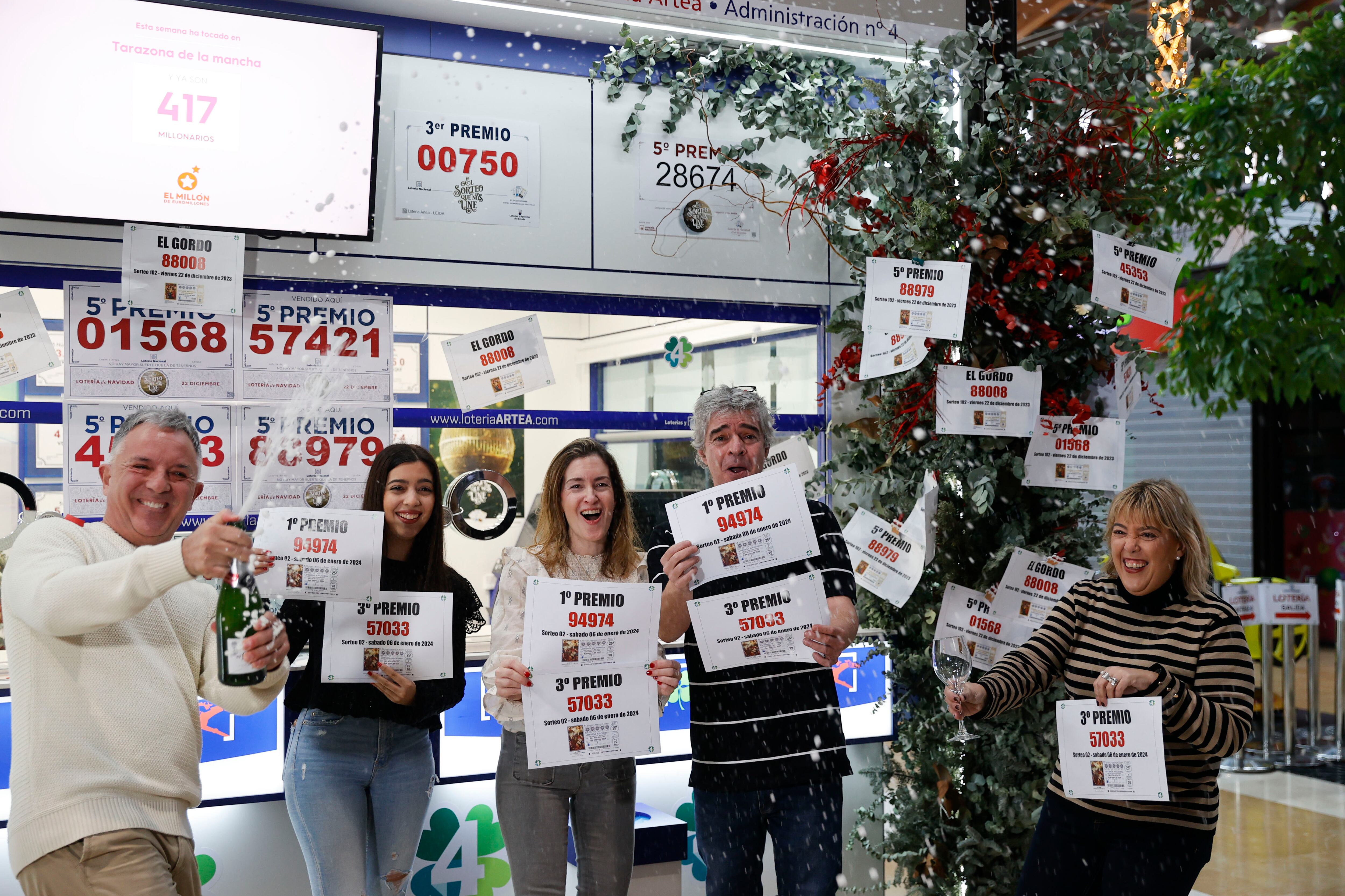 LEOIA, 06/01/2024.- Los loteros de la administración de lotería del centro comercial de Artea, en el municipio de Leioa, celebran este sábado tras vender décimos de los números agraciados con el primer y tercer premio del Sorteo Extraordinario de Lotería Nacional de El Niño. EFE/ Luis Tejido