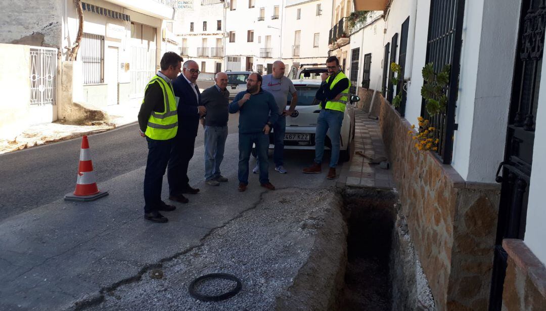 El delegado de Fomento, Jesús Estrella (segundo por la izquierda), acompañado del alcalde de Jimena, Francisco Ruiz (cuarto por la izqda) y varios técnicos de las obras.