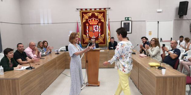 Sara Martínez recibe el bastón de mando en Villanueva.