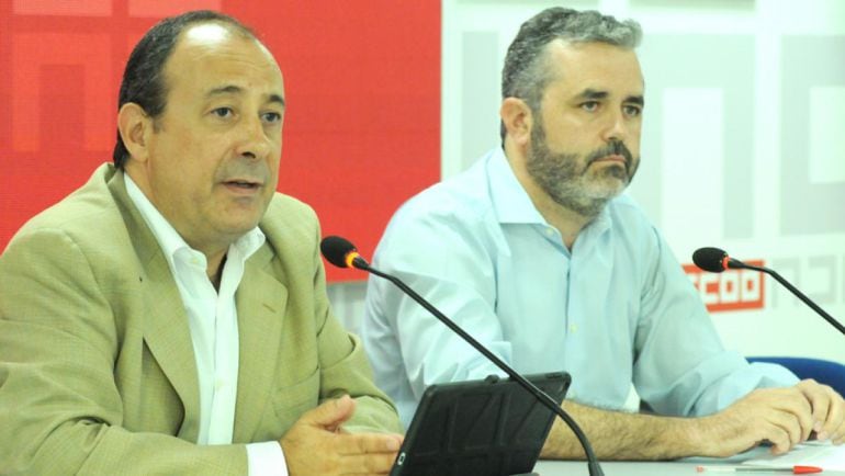 Carlos Bravo, Secretario de Protección Social de CCOO (izquierda) y Enrique Martín, adjunto´a la Secretaría, durante la presentación del informe