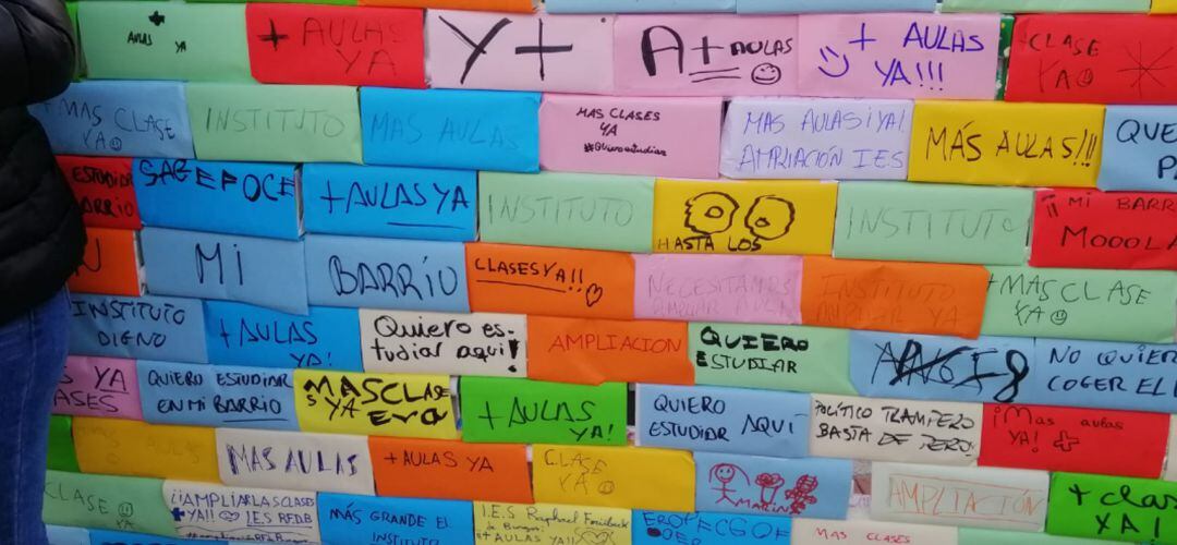 Más de mil bricks de leche han servido para levantar un muro simbólico y reclamar una ampliación del instituto de Arroyo Culebro