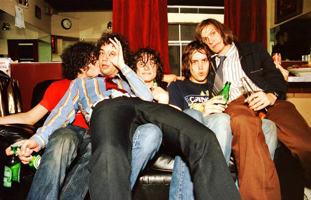 The Strokes posan en el camerino de un concierto de la banda en California