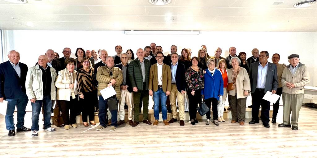Foto de familia de los representantes del PP en Vila en los últimos 40 años