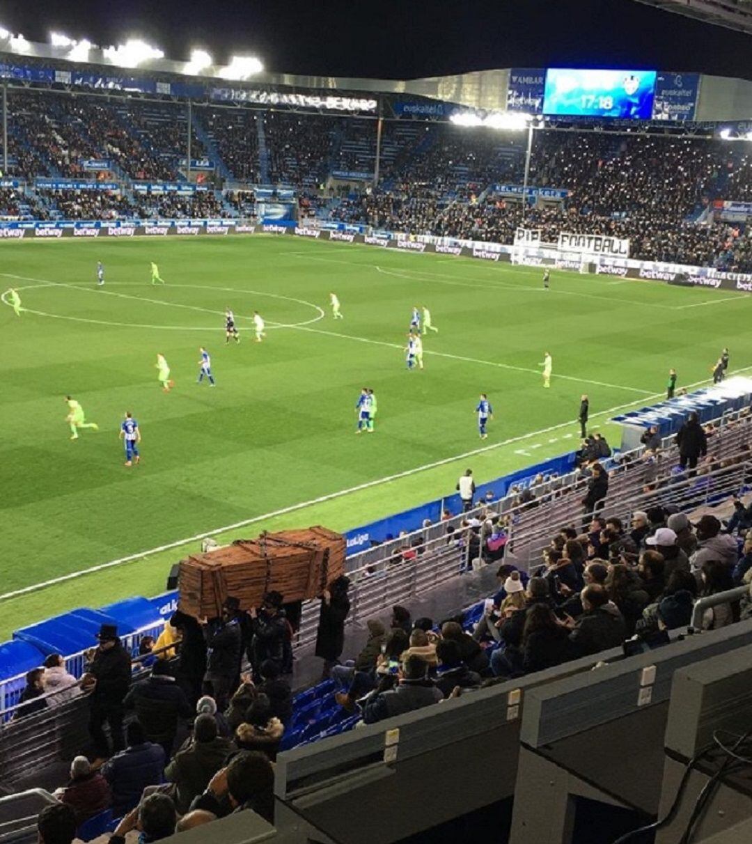 Imagen de la grada de Mendizorroza, parodiando un funeral por el fútbol.