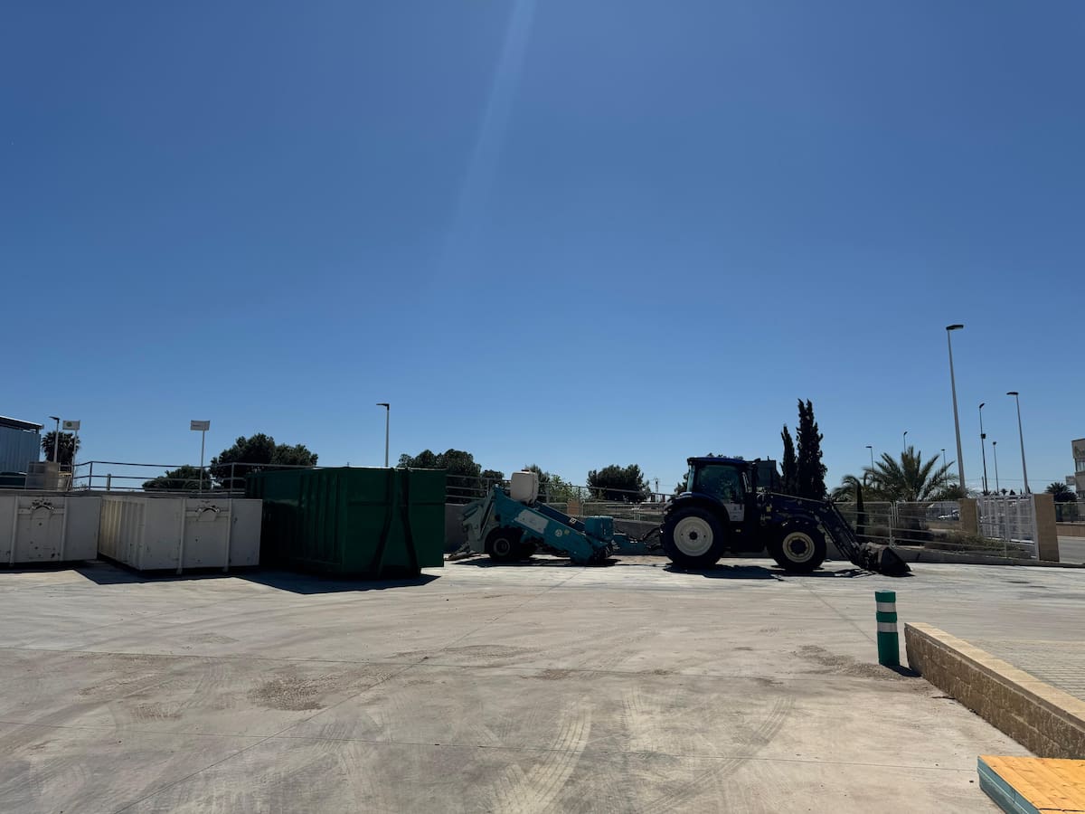 Elche pone en marcha un nuevo sistema de recogida y reciclaje de residuos agrícolas