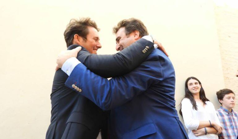 Pepillo Gutiérrez Aragón -a la izquierda- saluda a José Ignacio del Rey Tirado el día de su designación como cartelista y pregonero, respectivamente, de la Semana Santa de Sevilla 2018