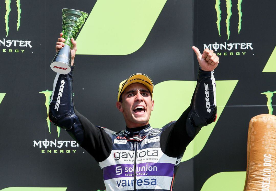 Albert Arenas celebrant el segon lloc al pòdium. EFE-EPA-MARTIN DIVISEK