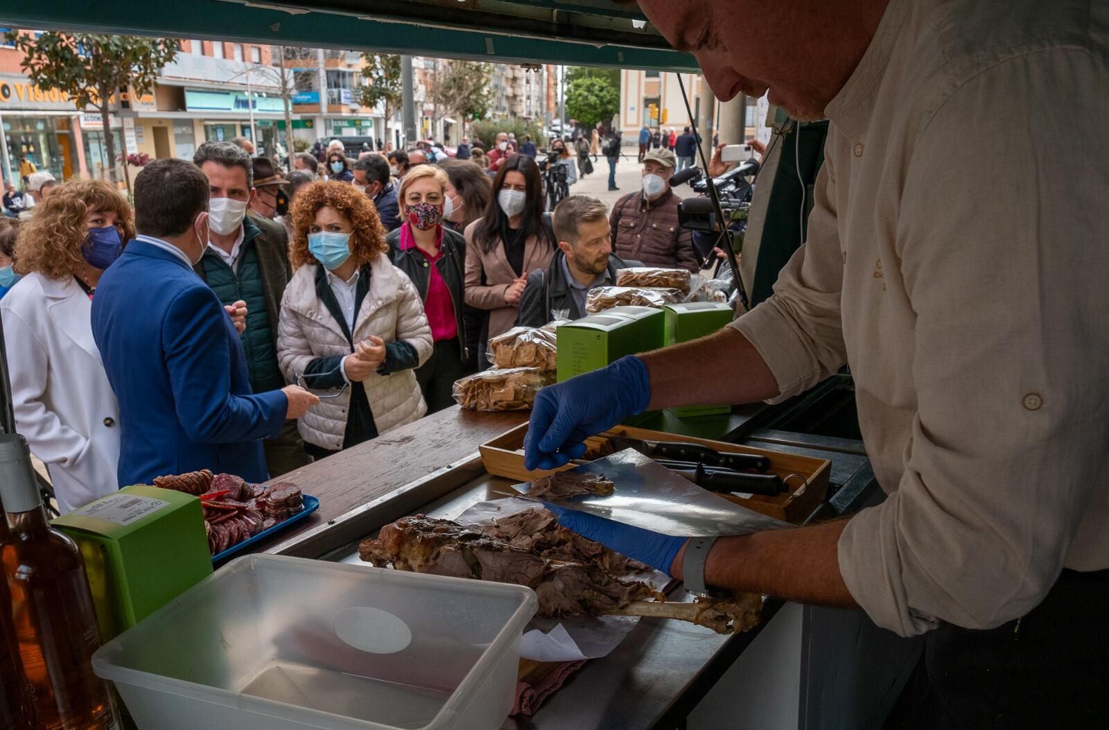 Dolores Ruiz, Antonio Beltrán, Álvaro Burgos, María Eugenia Limón, Tania González y María Álvarez, durante la presentación de la Feria Ganadera de Puebla de Guzmán a las puertas del Mercado del Carmen, en Huelva. 