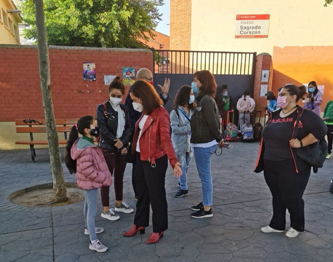 La alcaldesa de Getafe y la concejala de Educación conversan con una niña, participante del &#039;Camino escolar seguro&#039; puesto en marcha por el ayuntamiento.