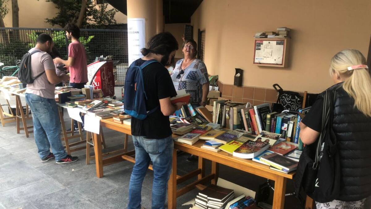 Mercadillo solidario y presentaciones de libros, para conmemorar el Día Internacional de las Bibliotecas