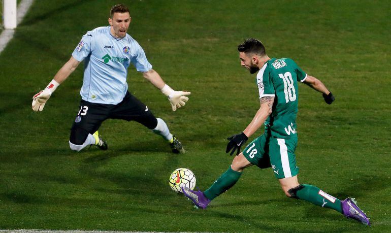 Borja Bastón remata sobre la portería de Guaita