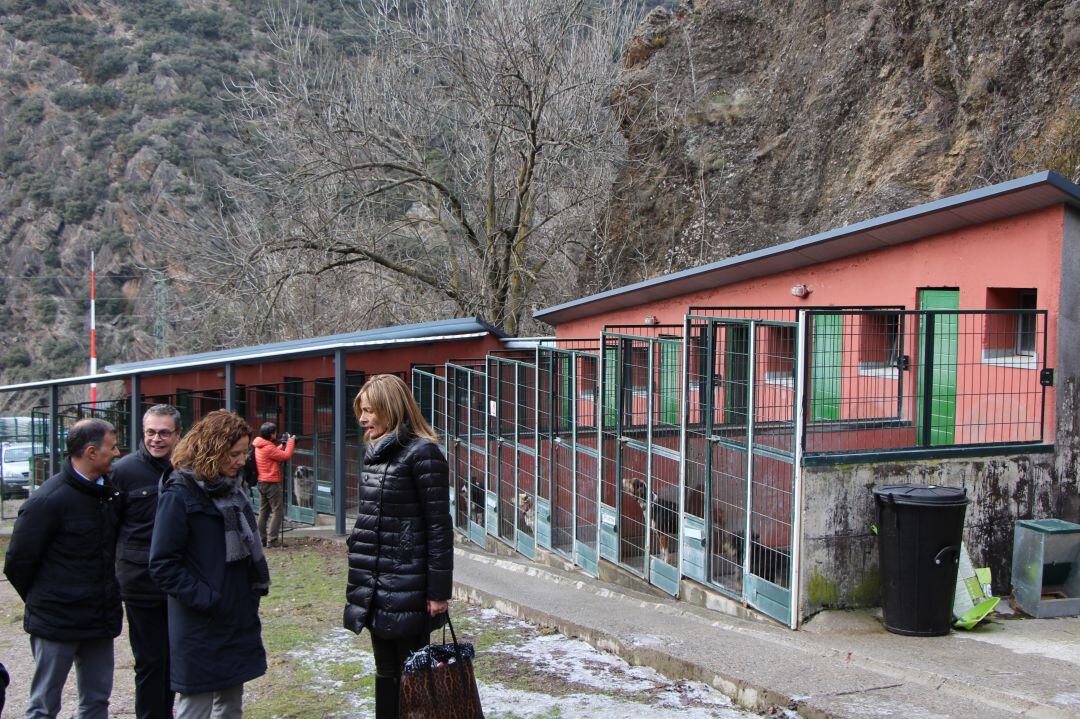 La ministra de Medi Ambient, Agricultura i Sostenibilitat, Silvia Calvó, passeja per la gossera amb representants de Bomosa.