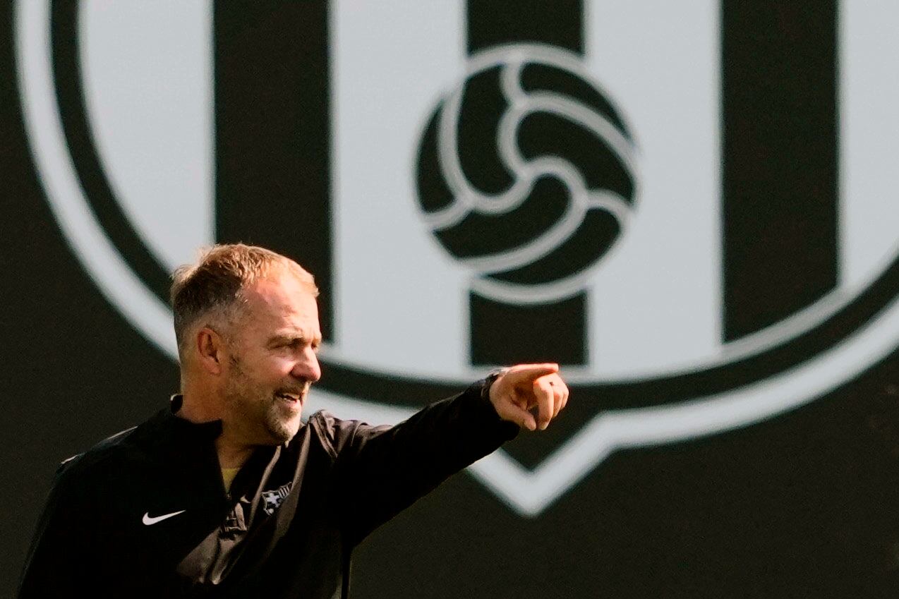 Hansi Flick, durante el último entrenamiento del FC Barcelona