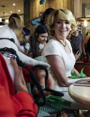 Esperanza Aguirre mira a un perro de la misma raza que &#039;Pecas&#039;.