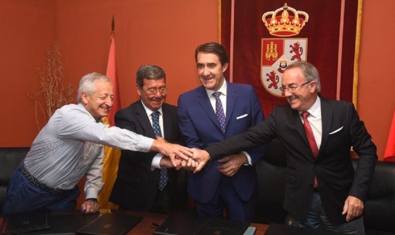 Víctor Escribano (Consorcio Provincial de Residuos), César Rico (presidente de la Diputación Provincial de Burgos), Juan Carlos Suárez Quiñones (consejero de Fomento) y Ángel Carretón (alcalde de Villadiego)