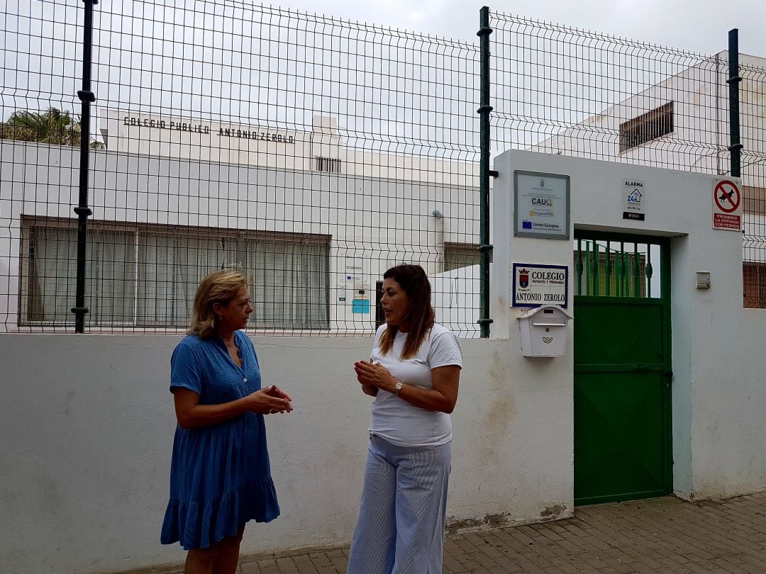 La alcaldesa de Arrecife, Ástrid Pérez, con la concejal de Educación, Saro González, en el colegio Antonio Zerolo de la capital.